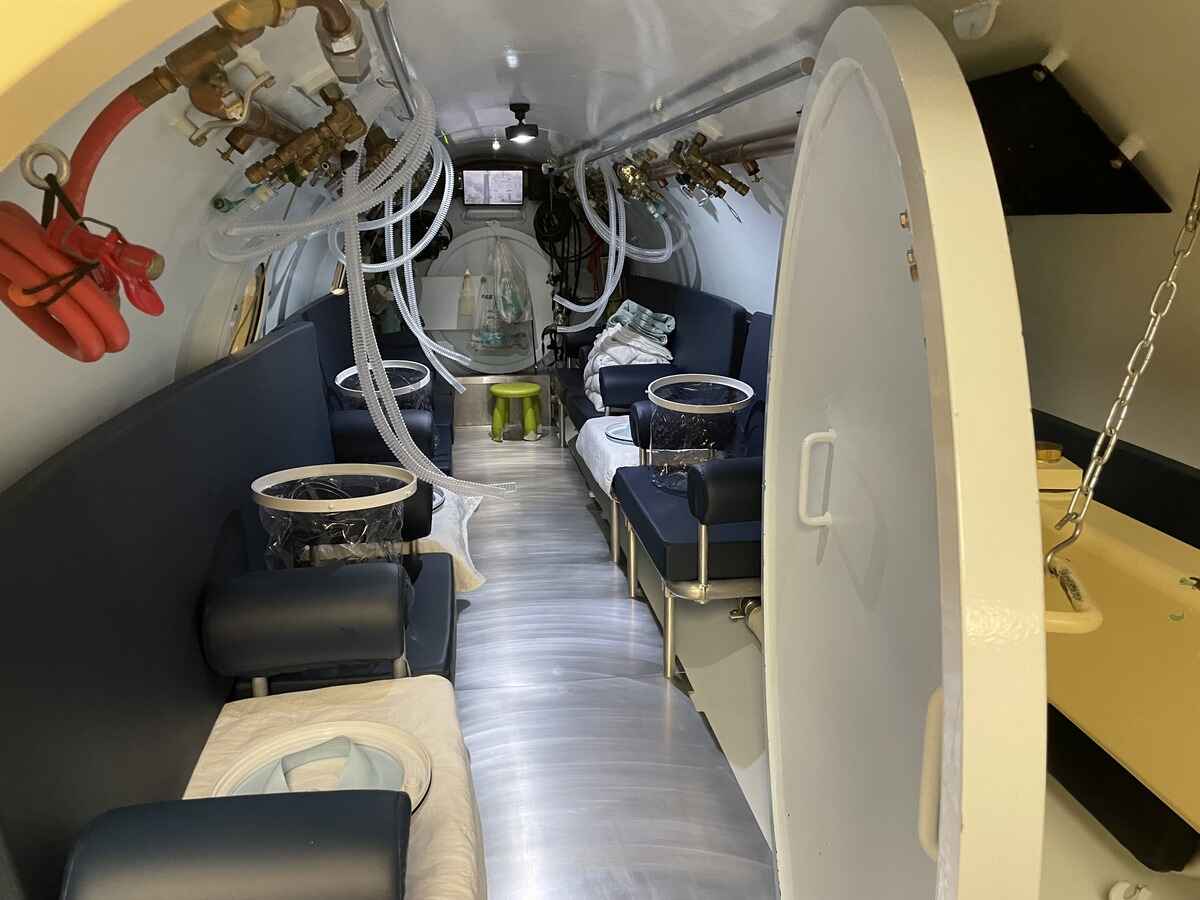 Hyperbaric oxygen therapy chamber