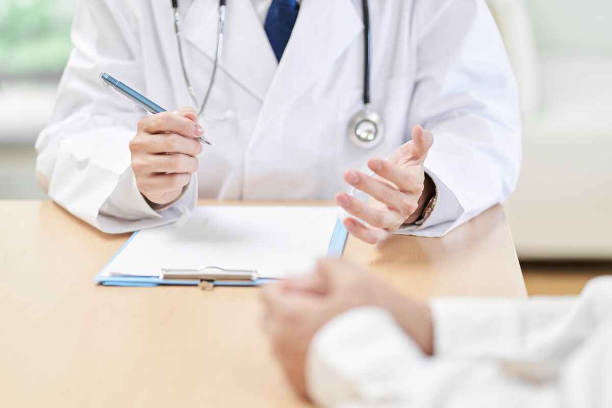 Doctor talks with patient about lung cancer